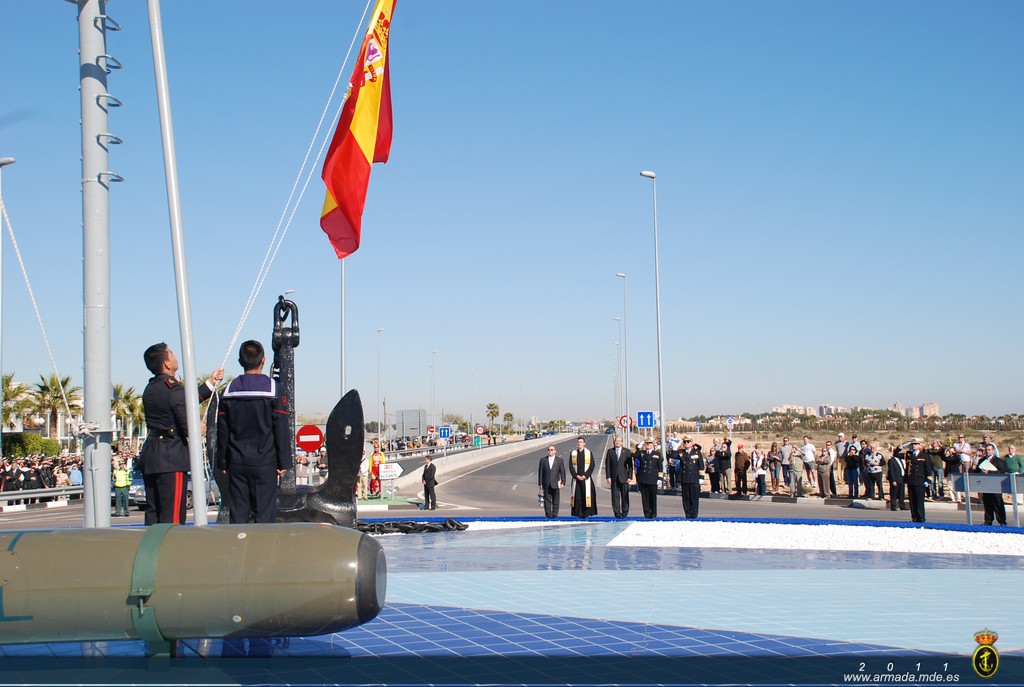 La bandera nacional ondeará en el mástil instalado en la Rotonda de la Armada